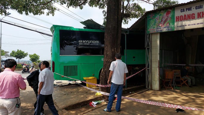 Xe giường nằm lao vào nhà dân, ít nhất 2 người chết, 3 người trọng thương