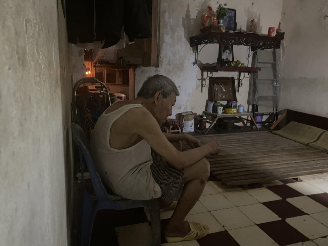 Cuộc sống chật chội, ẩm thấp trong khu tập thể có giá tiền tỉ