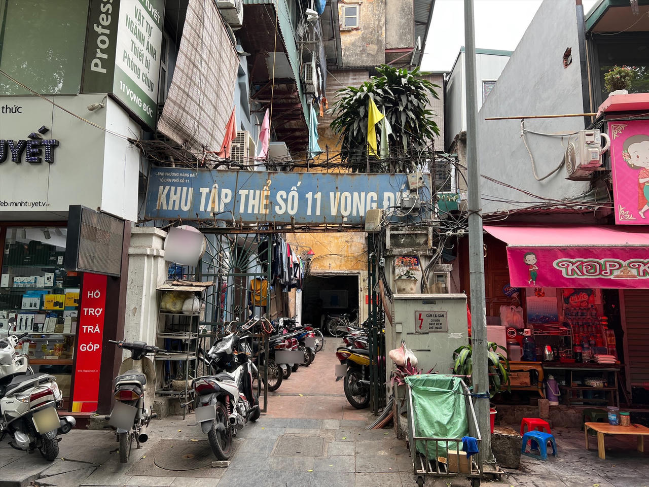 Cuộc sống chật chội, ẩm thấp trong khu tập thể có giá tiền tỉ