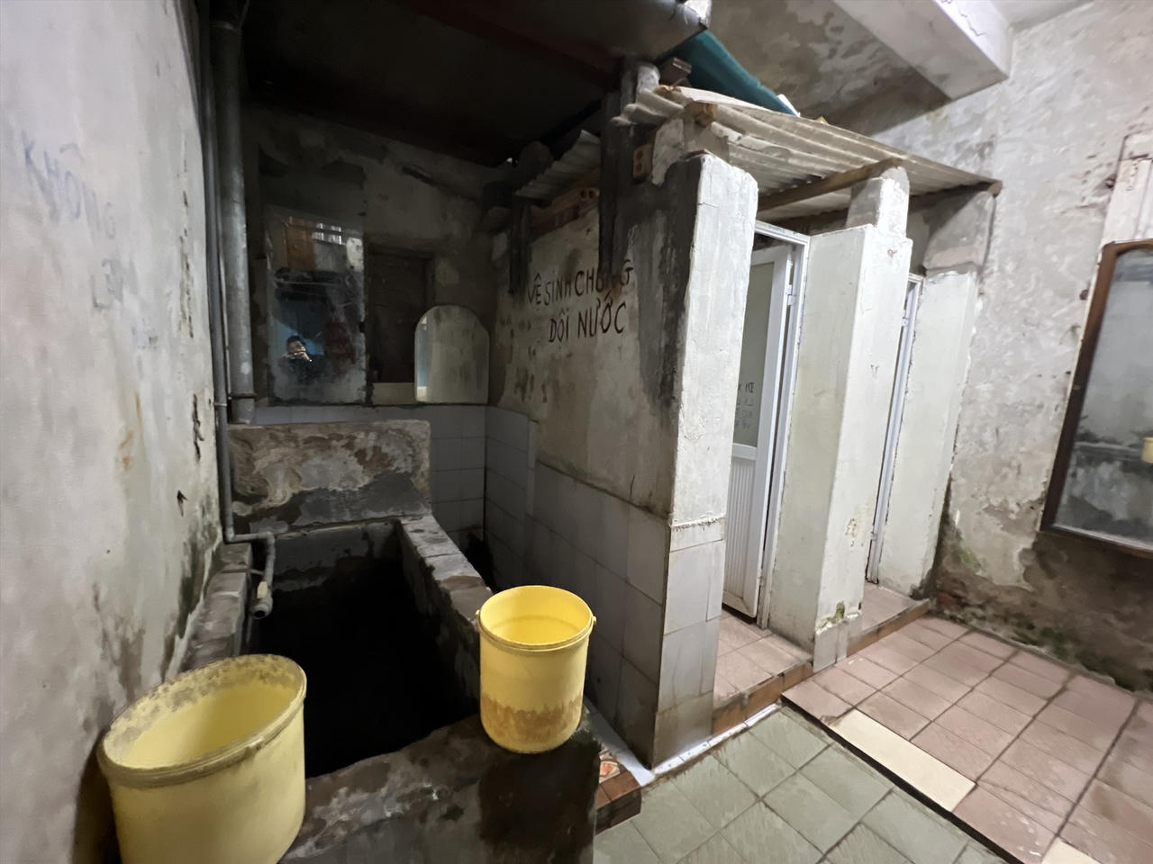 Cuộc sống chật chội, ẩm thấp trong khu tập thể có giá tiền tỉ