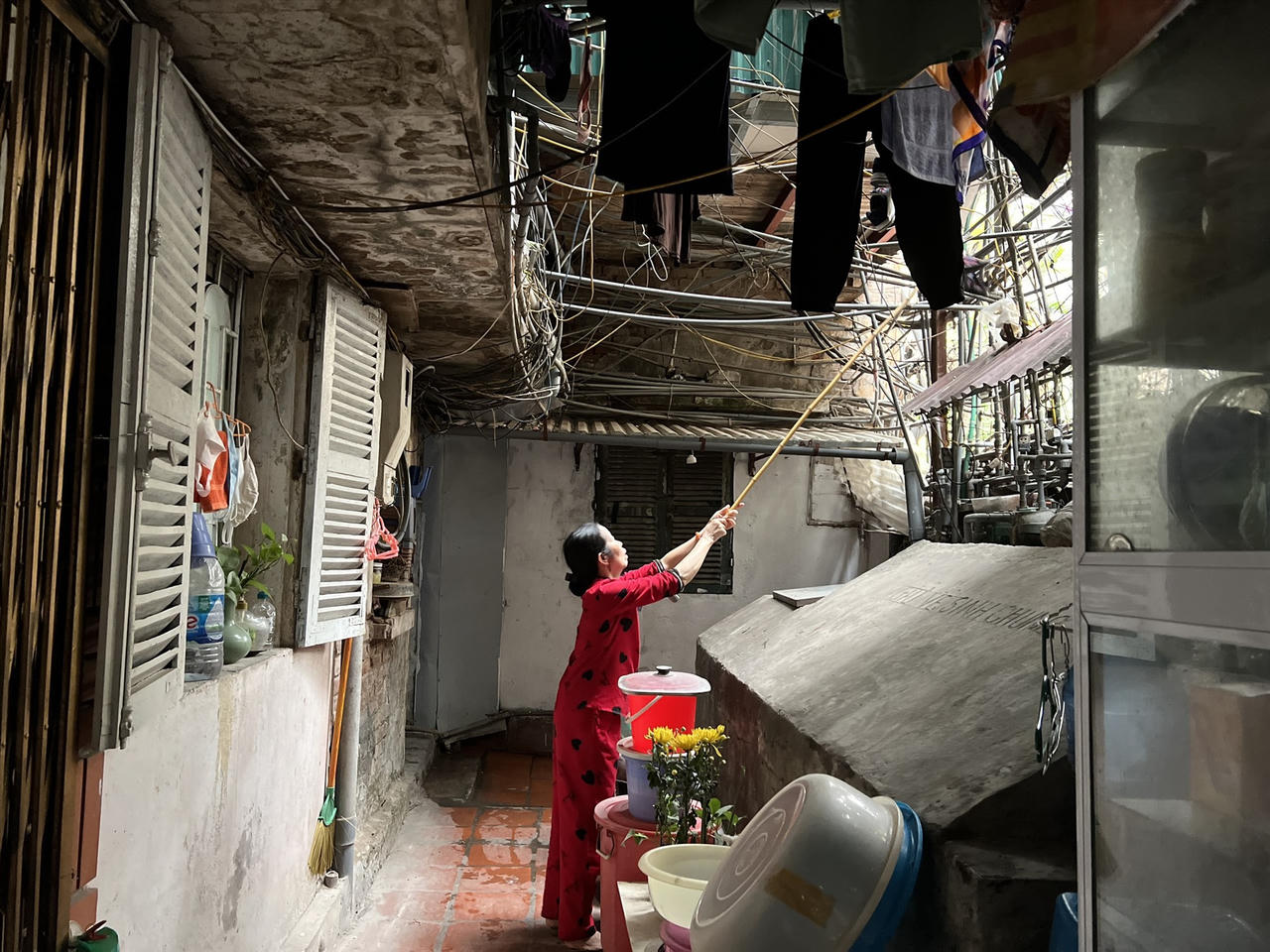 Cuộc sống chật chội, ẩm thấp trong khu tập thể có giá tiền tỉ