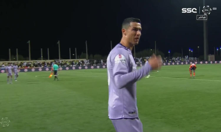 Ronaldo thể hiện thái độ với HLV Al Nassr sau trận hoà