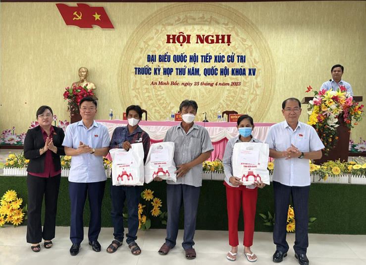 Bộ trưởng Bộ Tư pháp Lê Thành Long tiếp xúc cử tri huyện U Minh Thượng