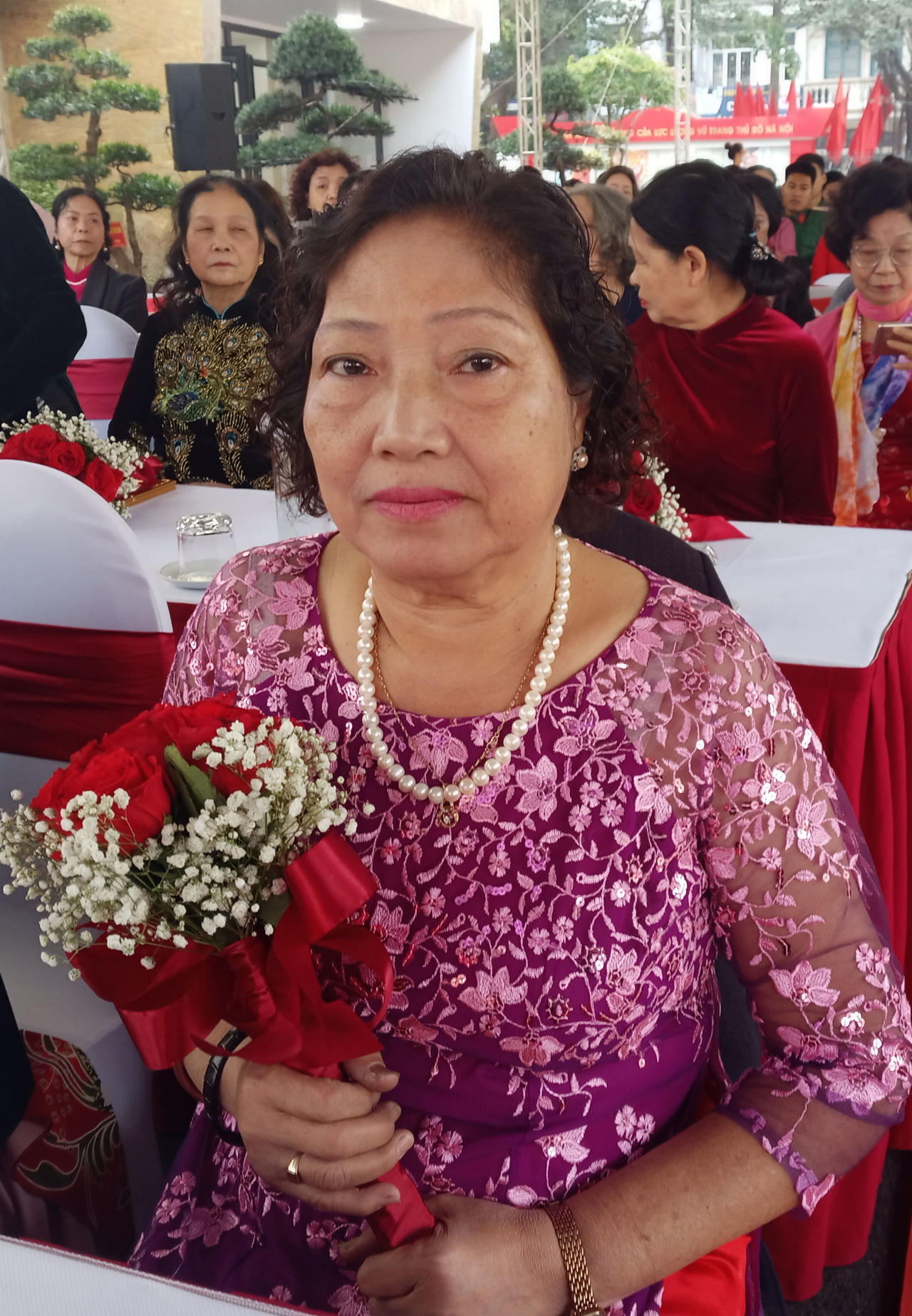 “Ngọc Hà em! Lộng lẫy hoa tươi”