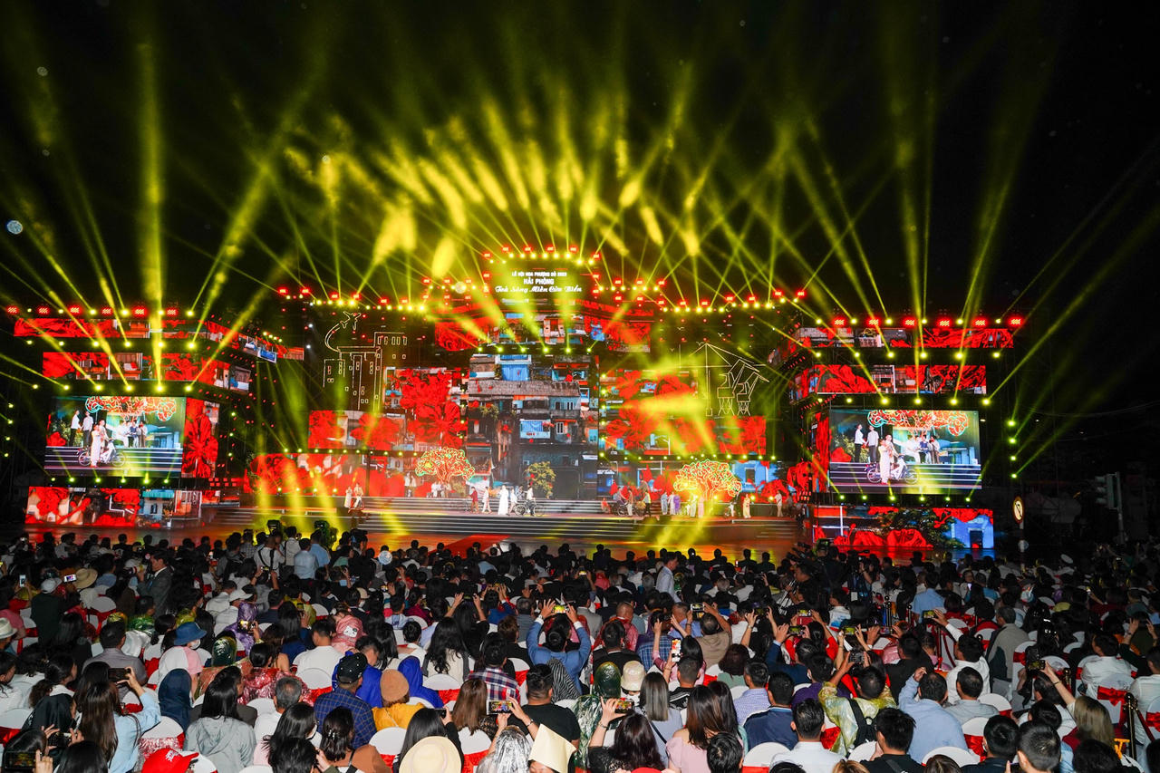 Mãn nhãn với bữa tiệc ánh sáng tại Lễ hội Hoa Phượng đỏ "Hải Phòng - Tỏa sáng miền cửa biển"