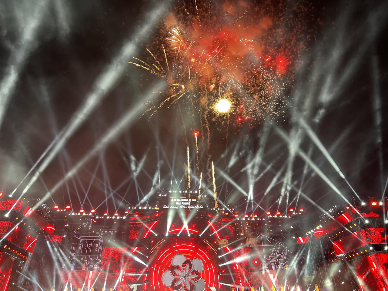 Mãn nhãn với bữa tiệc ánh sáng tại Lễ hội Hoa Phượng đỏ "Hải Phòng - Tỏa sáng miền cửa biển"