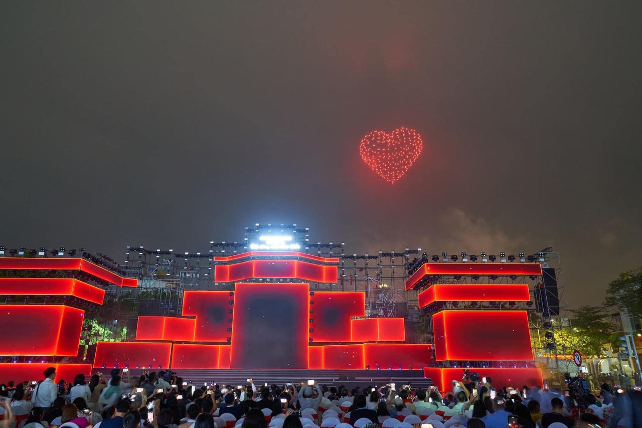 Mãn nhãn với bữa tiệc ánh sáng tại Lễ hội Hoa Phượng đỏ "Hải Phòng - Tỏa sáng miền cửa biển"