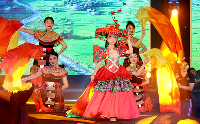 Thưởng lãm văn hoá Tây Bắc qua Fashion show “Em Tây Bắc”