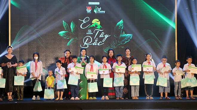 Thưởng lãm văn hoá Tây Bắc qua Fashion show “Em Tây Bắc”