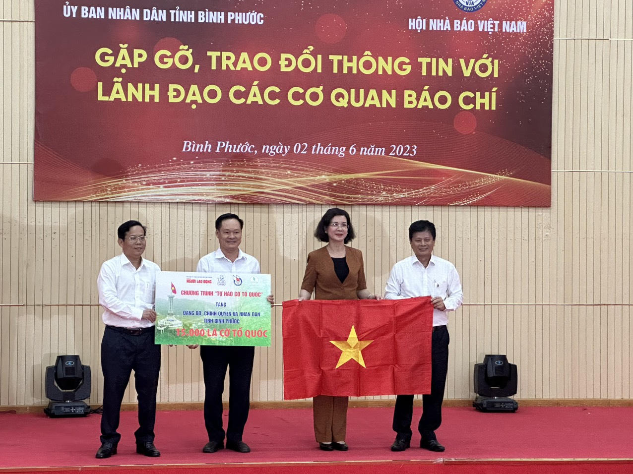 Hội Nhà báo Việt Nam tổ chức trồng cây rừng, tặng cờ Tổ quốc tại Bình Phước 