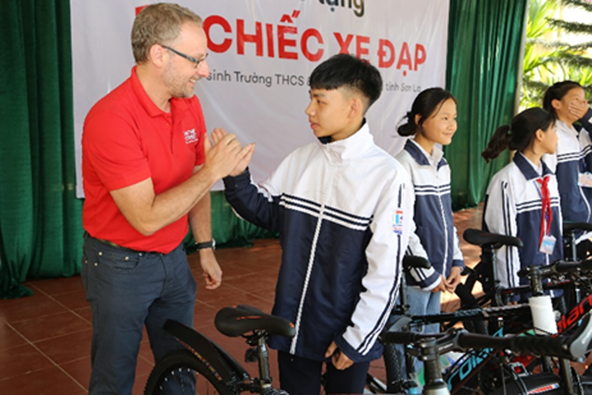 Home Credit trao học bổng cho trẻ em nghèo hiếu học tại Sơn La