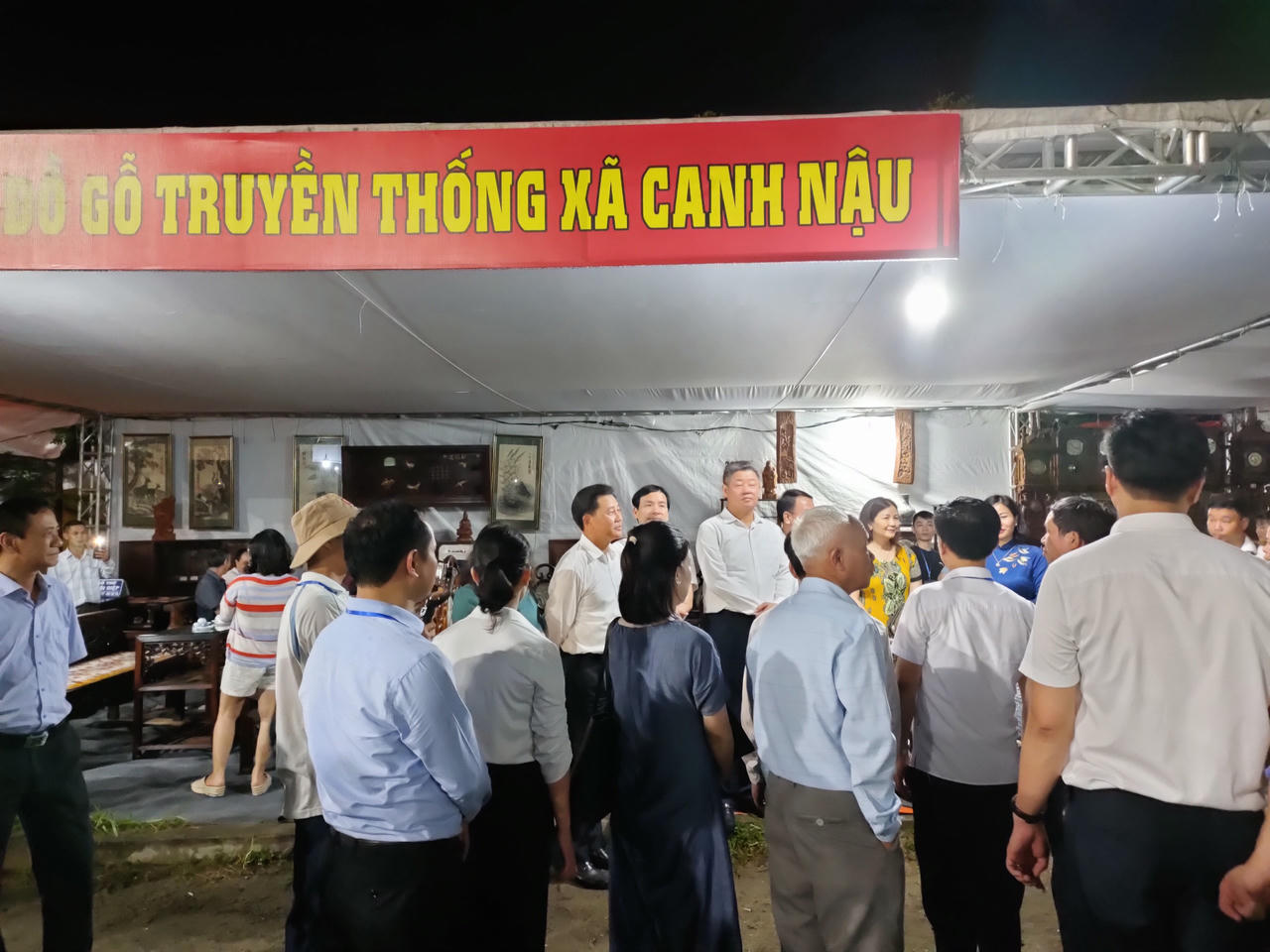 Phó Bí thư Thường trực Thành ủy Hà Nội dự lễ Khai mạc triển lãm sản phẩm làng nghề, sản phẩm OCOP, sinh vật cảnh năm 2023