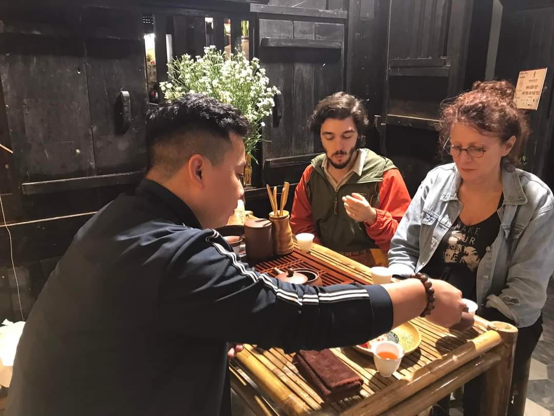 Chậm lại bên ấm trà Việt… 