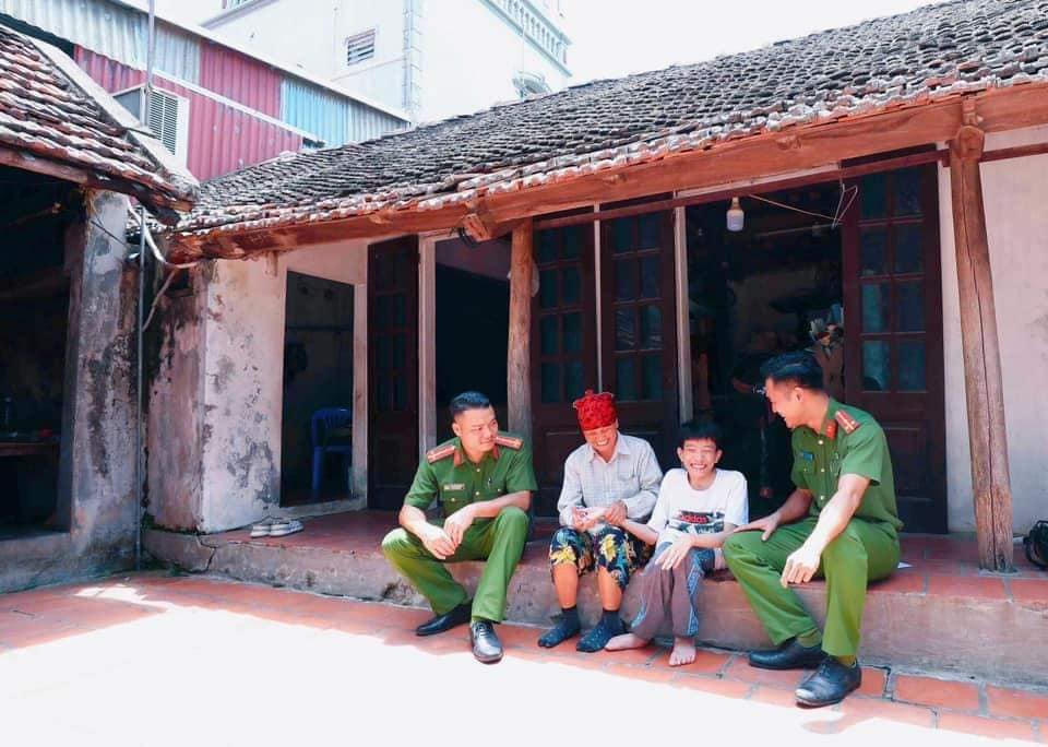 Hình ảnh xúc động: Chiến sỹ Công an nhân dân cõng nam sinh khuyết tật đến trường thi