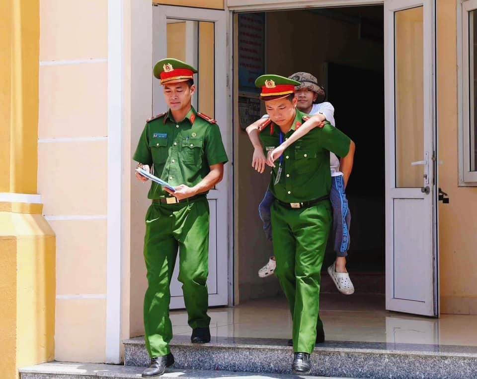 Hình ảnh xúc động: Chiến sỹ Công an nhân dân cõng nam sinh khuyết tật đến trường thi