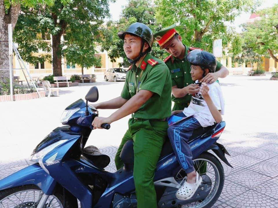 Hình ảnh xúc động: Chiến sỹ Công an nhân dân cõng nam sinh khuyết tật đến trường thi