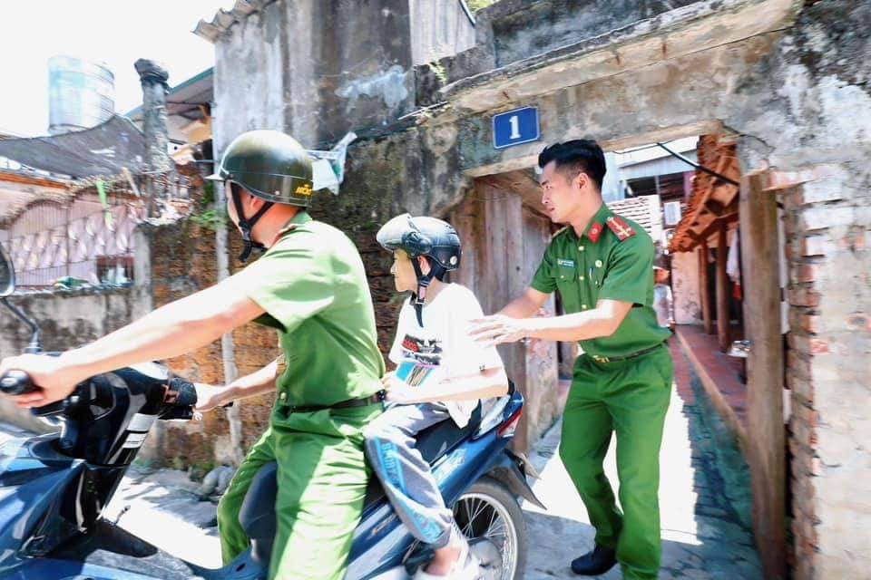 Hình ảnh xúc động: Chiến sỹ Công an nhân dân cõng nam sinh khuyết tật đến trường thi