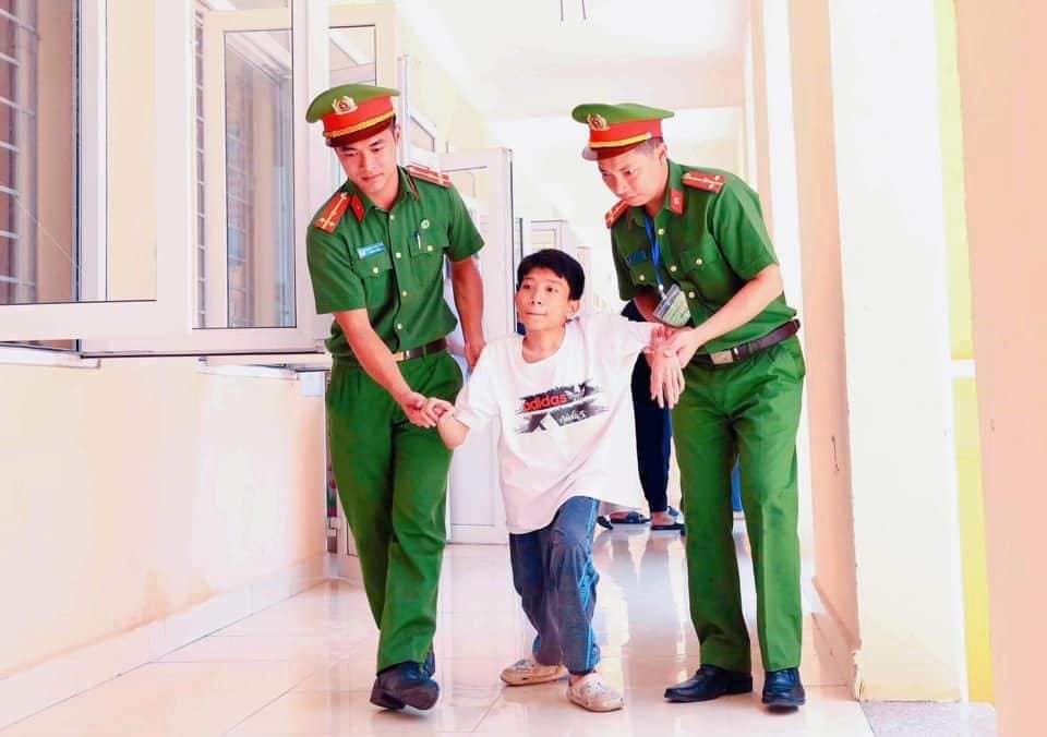 Hình ảnh xúc động: Chiến sỹ Công an nhân dân cõng nam sinh khuyết tật đến trường thi
