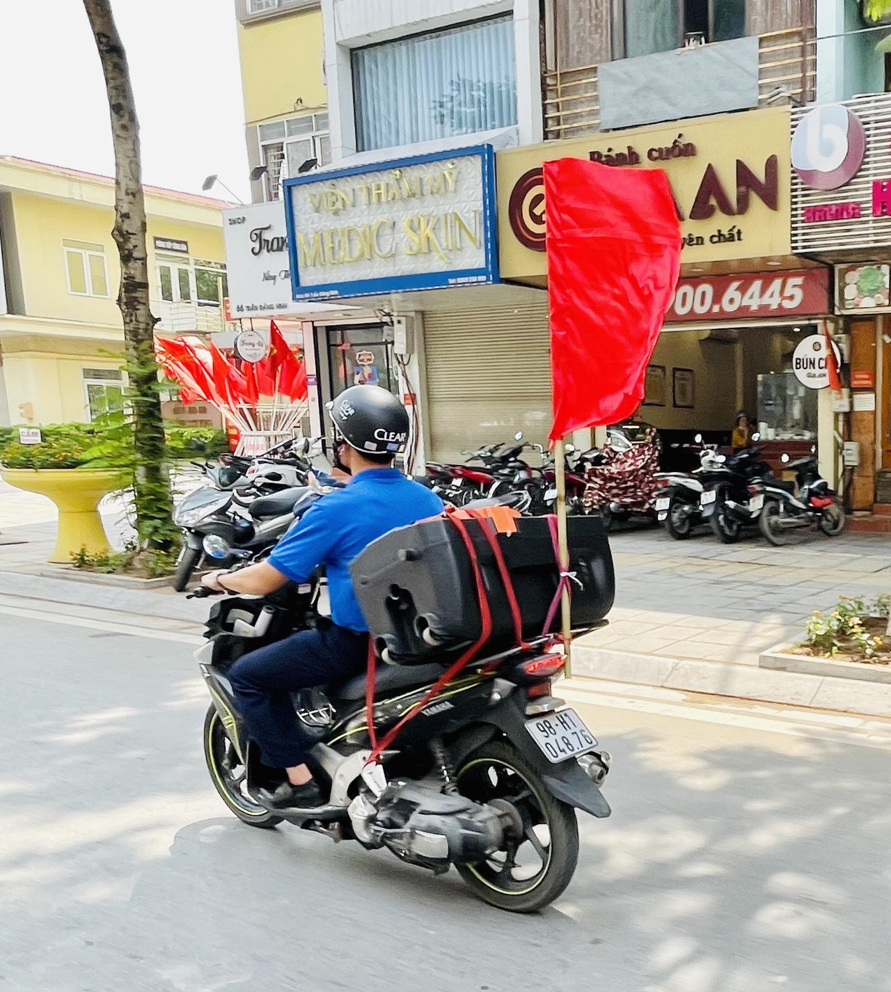 Câu chuyện bên trái bàng vuông mới nảy mầm cùng thầy giáo làm công tác Đội 