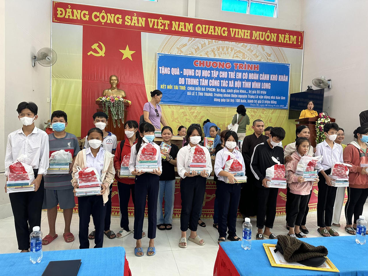 Trao 200 phần quà cho các em học sinh nghèo có hoàn cảnh khó khăn tại Vĩnh Long