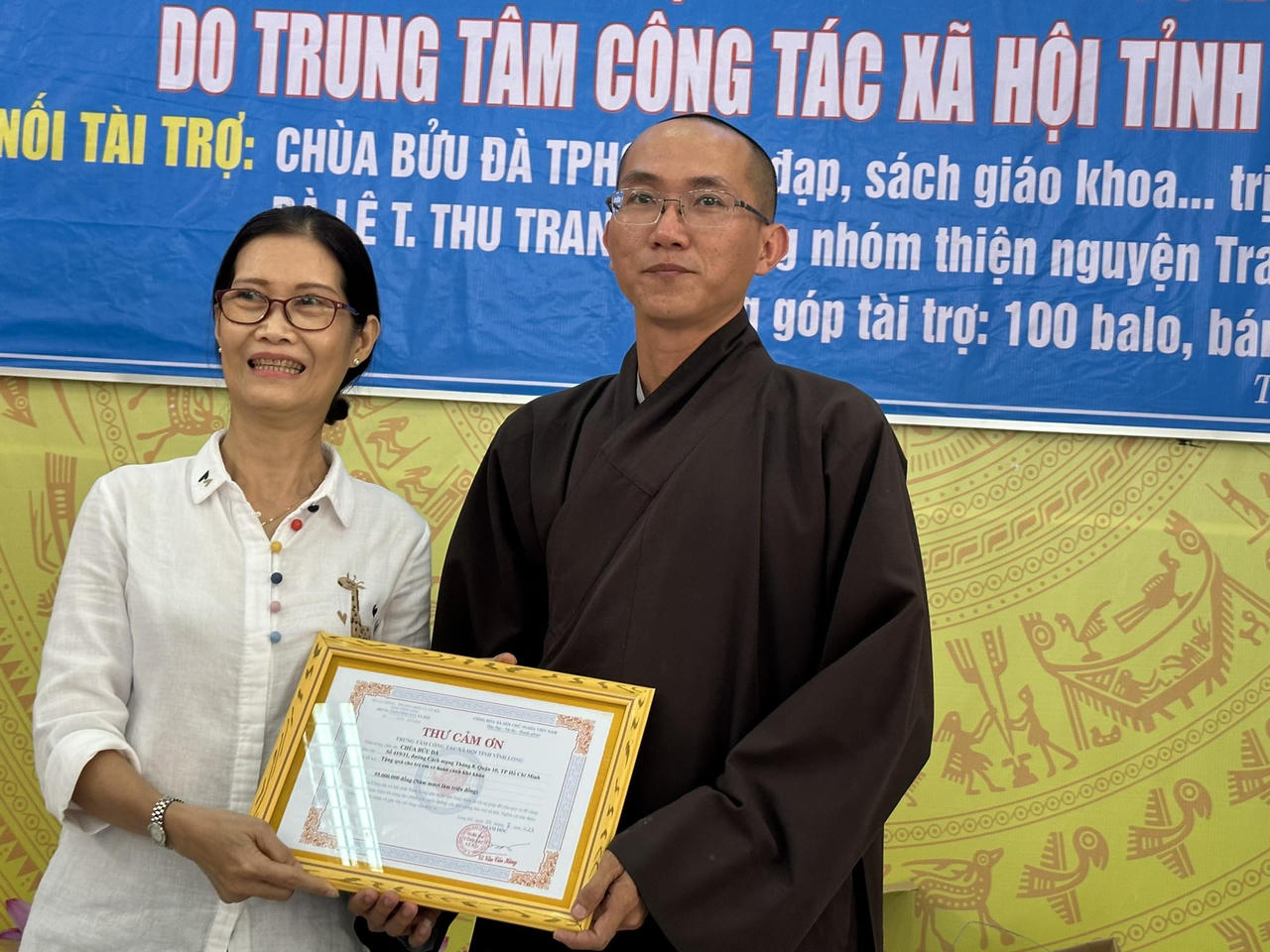 Trao 200 phần quà cho các em học sinh nghèo có hoàn cảnh khó khăn tại Vĩnh Long