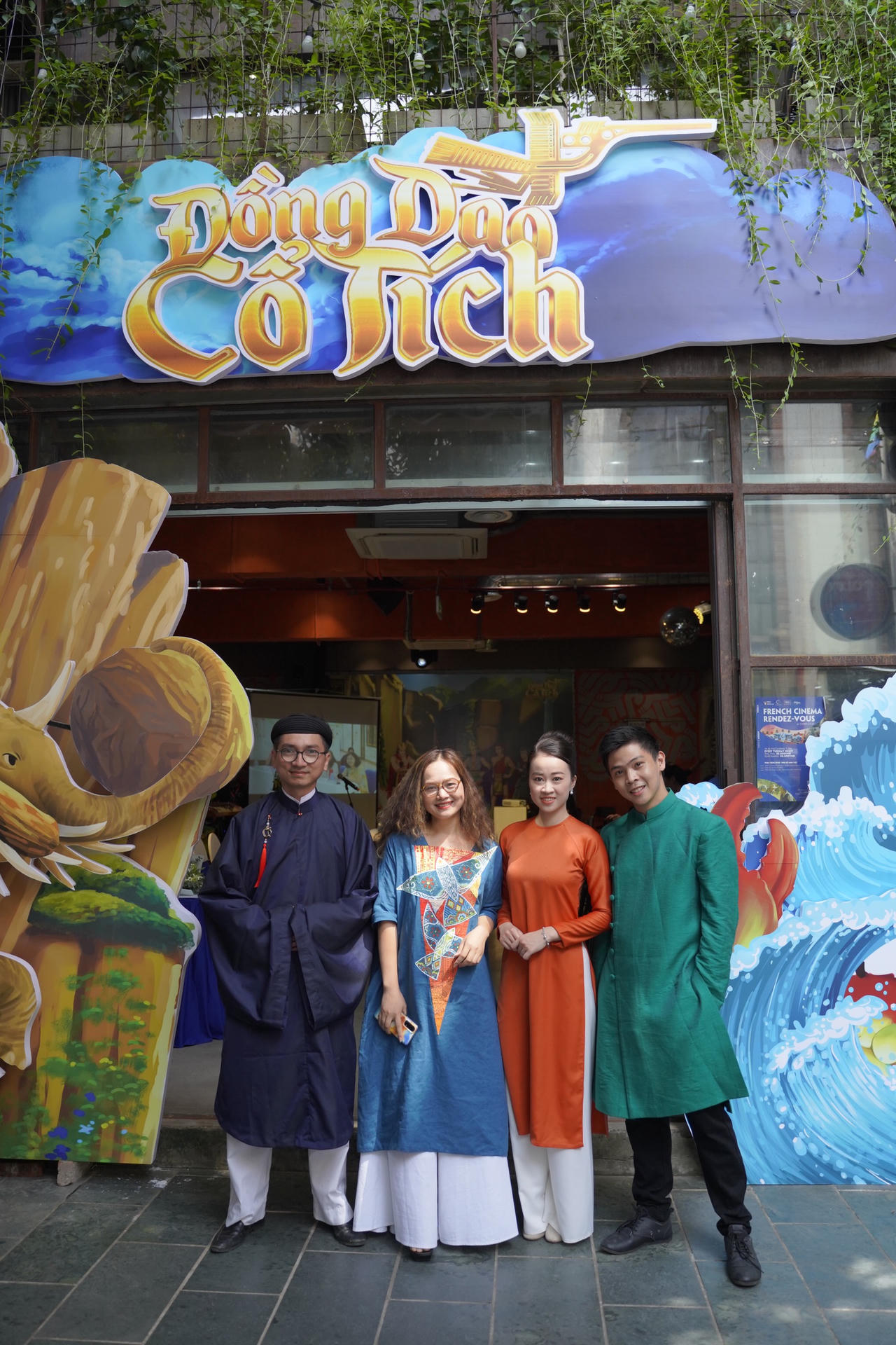 Đồng Dao Cổ Tích: Cuộc trùng phùng của những điều cũ kỹ tại một đại nhạc hội hào hùng trong không gian đẹp siêu thực