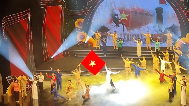 Chủ tịch Quốc hội Vương Đình Huệ dự Chương trình nghệ thuật đặc biệt “Nắng Ba Đình”