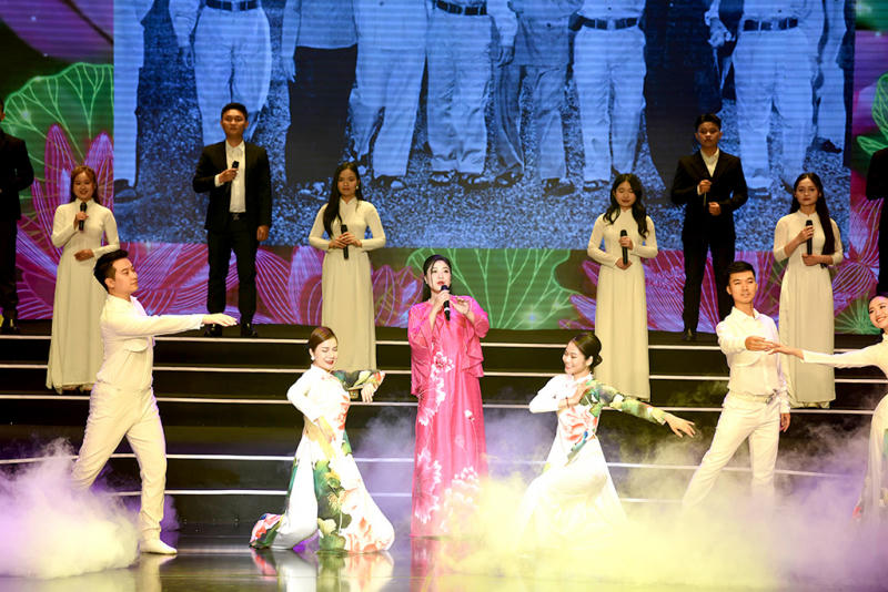 Chủ tịch Quốc hội Vương Đình Huệ dự Chương trình nghệ thuật đặc biệt “Nắng Ba Đình”