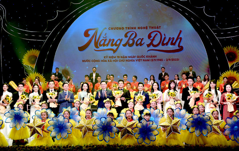 Chủ tịch Quốc hội Vương Đình Huệ dự Chương trình nghệ thuật đặc biệt “Nắng Ba Đình”