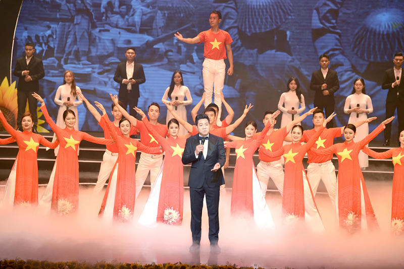 Chủ tịch Quốc hội Vương Đình Huệ dự Chương trình nghệ thuật đặc biệt “Nắng Ba Đình”