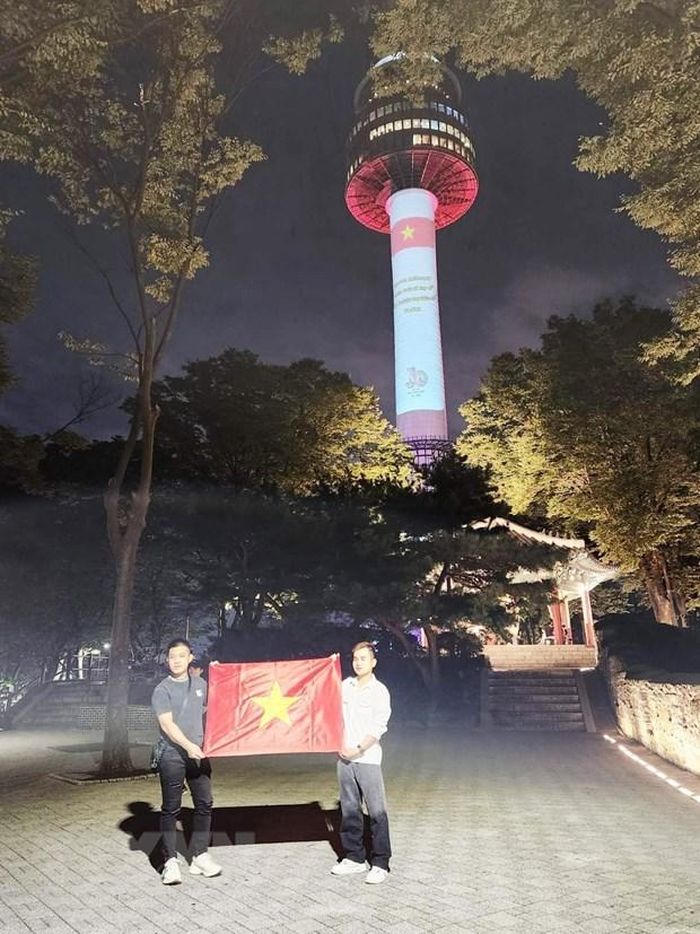 Hàn Quốc trình chiếu hình ảnh Quốc kỳ Việt Nam trên đỉnh Tháp Namsan