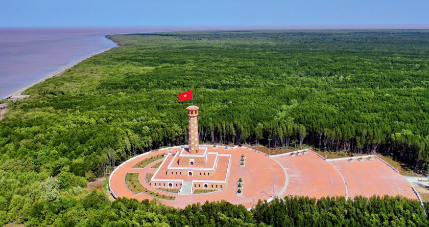 Cờ Tổ quốc tung bay khắp mọi miền