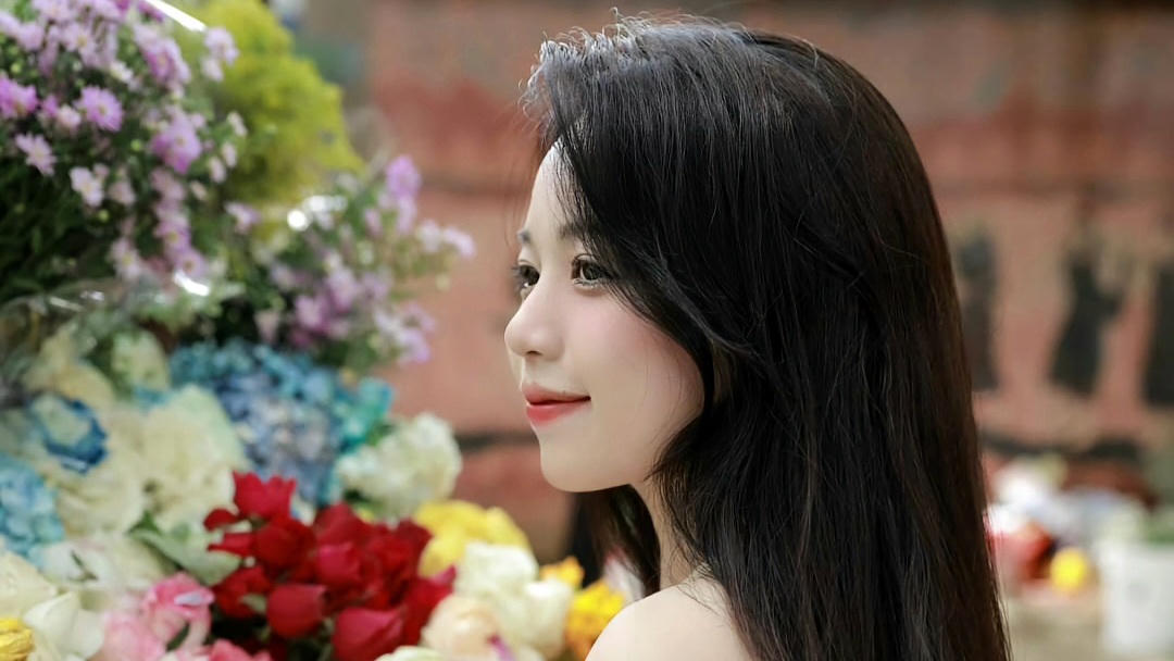 Người dân nô nức 'sống ảo' trên tuyến phố "ngỡ như mùa thu Hà Nội" giữa lòng Ban Mê