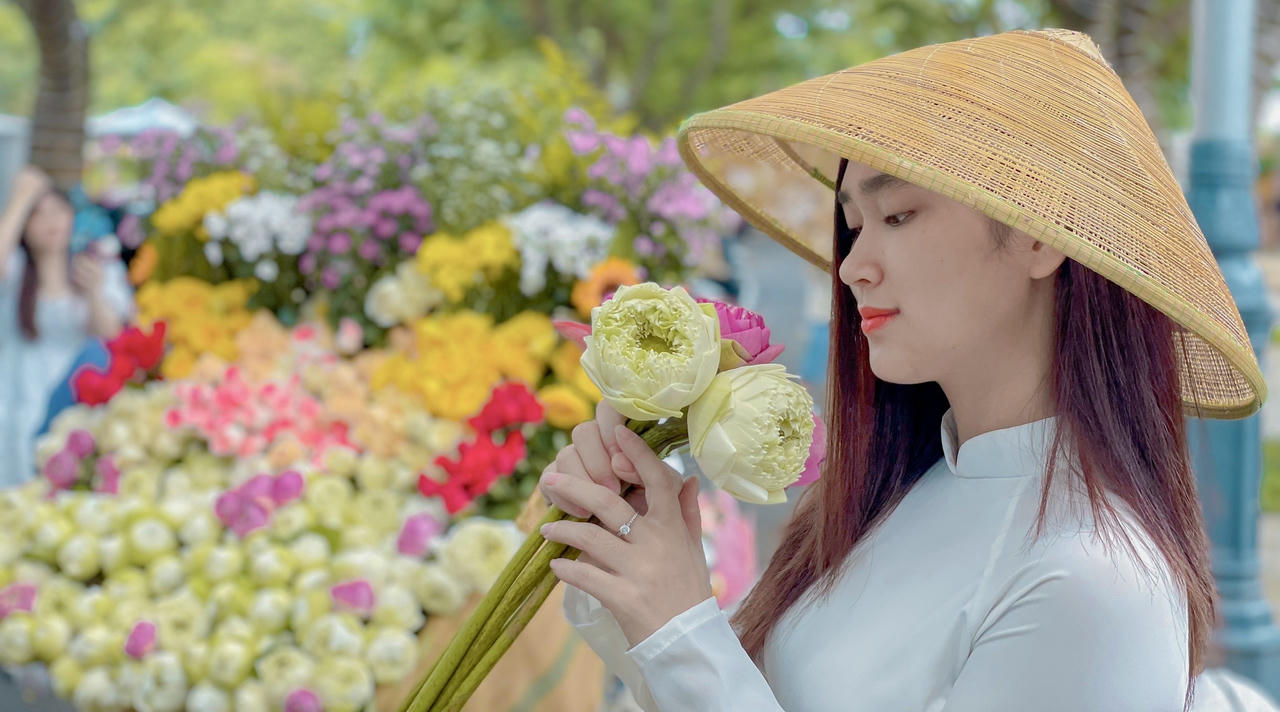 Người dân nô nức 'sống ảo' trên tuyến phố "ngỡ như mùa thu Hà Nội" giữa lòng Ban Mê