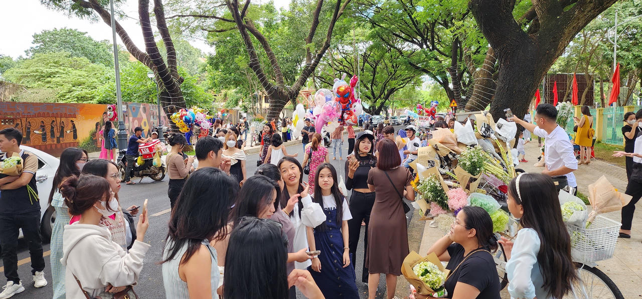 Người dân nô nức 'sống ảo' trên tuyến phố "ngỡ như mùa thu Hà Nội" giữa lòng Ban Mê