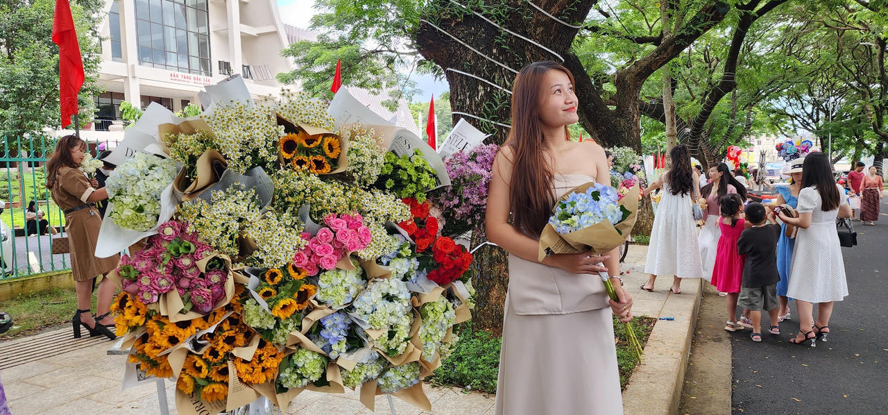 Người dân nô nức 'sống ảo' trên tuyến phố "ngỡ như mùa thu Hà Nội" giữa lòng Ban Mê