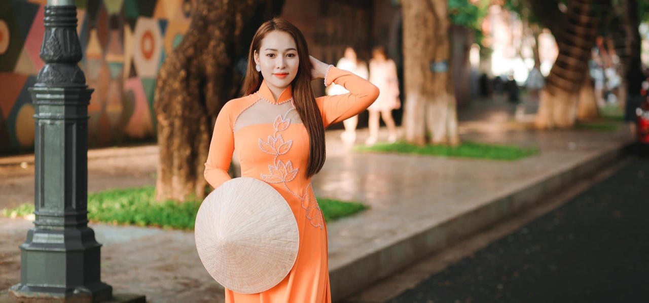 Người dân nô nức 'sống ảo' trên tuyến phố "ngỡ như mùa thu Hà Nội" giữa lòng Ban Mê