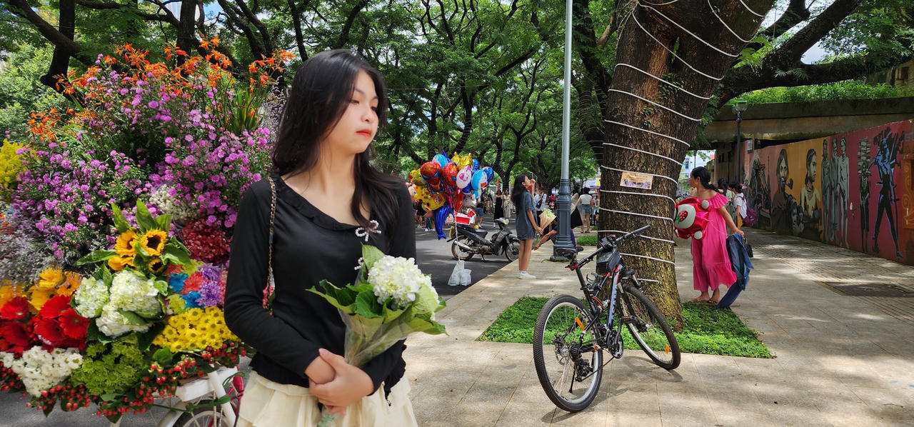 Người dân nô nức 'sống ảo' trên tuyến phố "ngỡ như mùa thu Hà Nội" giữa lòng Ban Mê