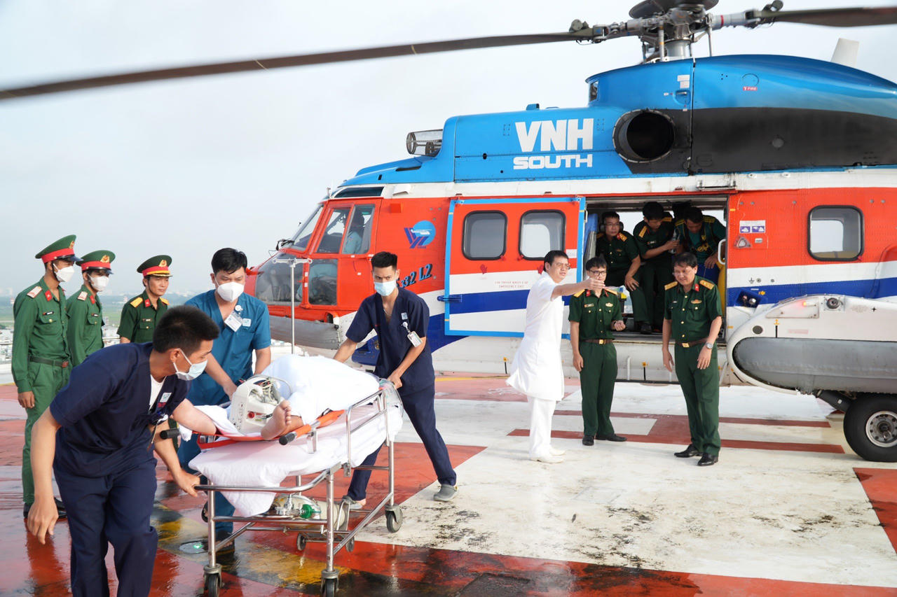 Trực thăng đưa ba ngư dân bị hội chứng giảm áp ở Đảo Sinh Tồn đi cấp cứu