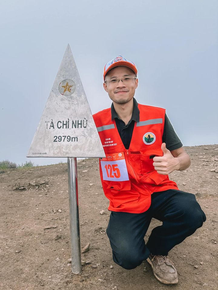 Niềm vui chiến thắng của các nhà báo chinh phục đỉnh Tà Chì Nhù