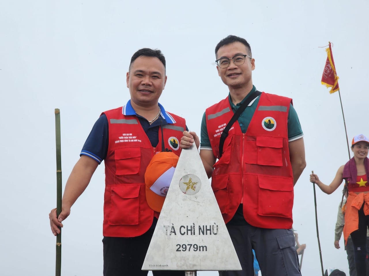 Niềm vui chiến thắng của các nhà báo chinh phục đỉnh Tà Chì Nhù