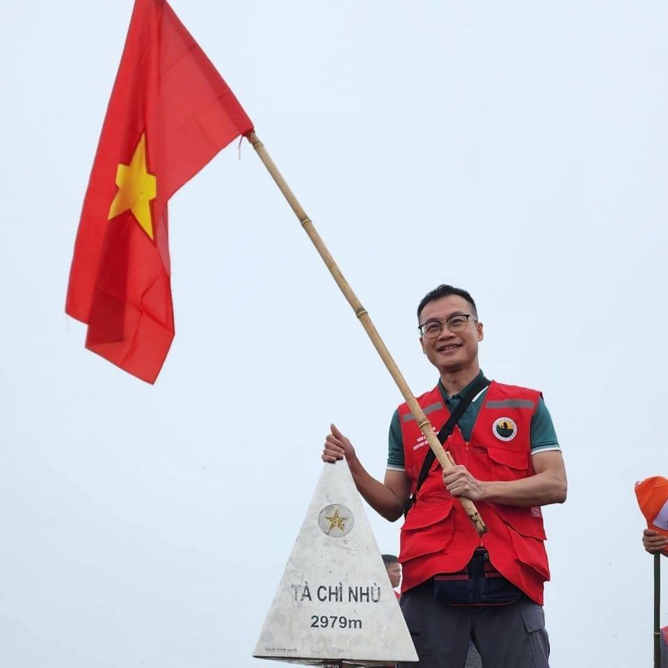 Niềm vui chiến thắng của các nhà báo chinh phục đỉnh Tà Chì Nhù