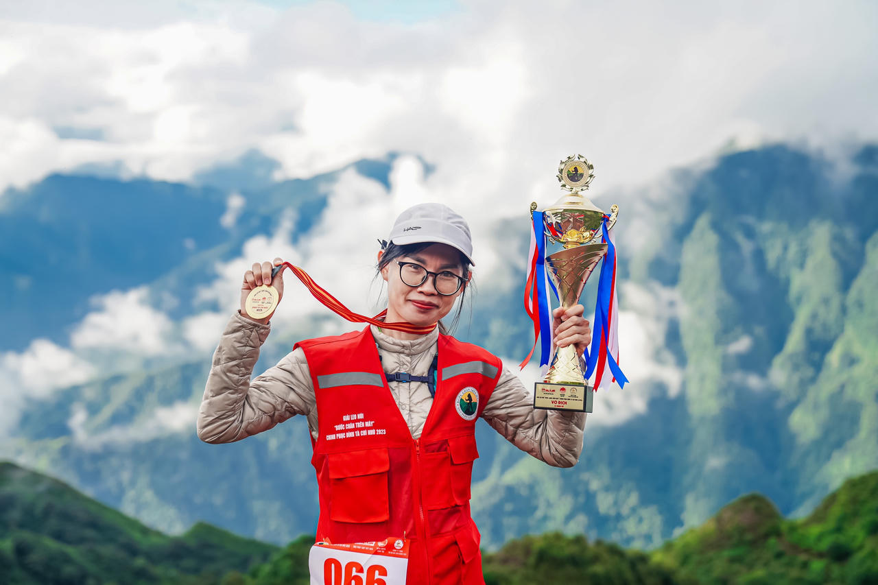 Niềm vui chiến thắng của các nhà báo chinh phục đỉnh Tà Chì Nhù