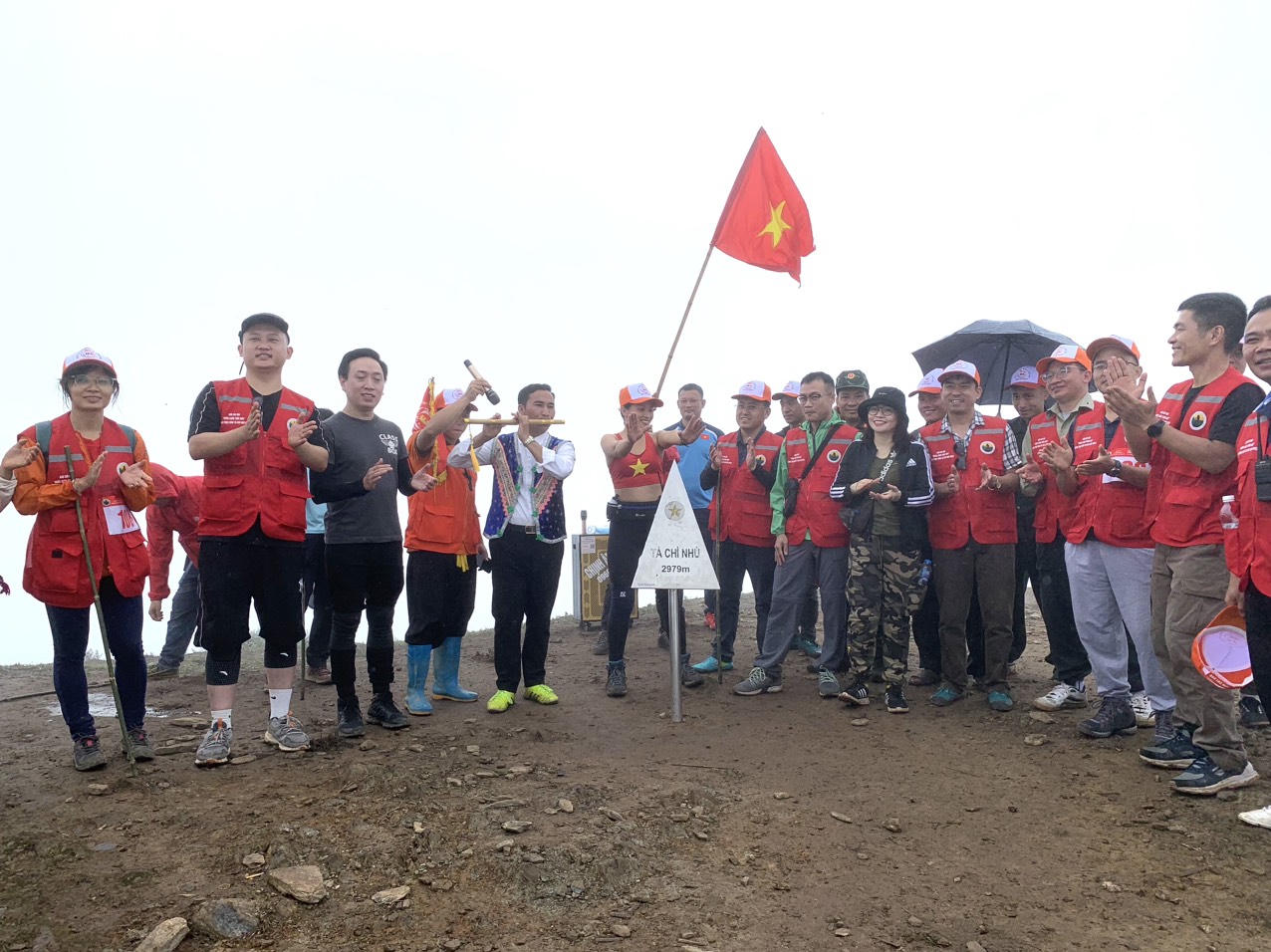 Niềm vui chiến thắng của các nhà báo chinh phục đỉnh Tà Chì Nhù