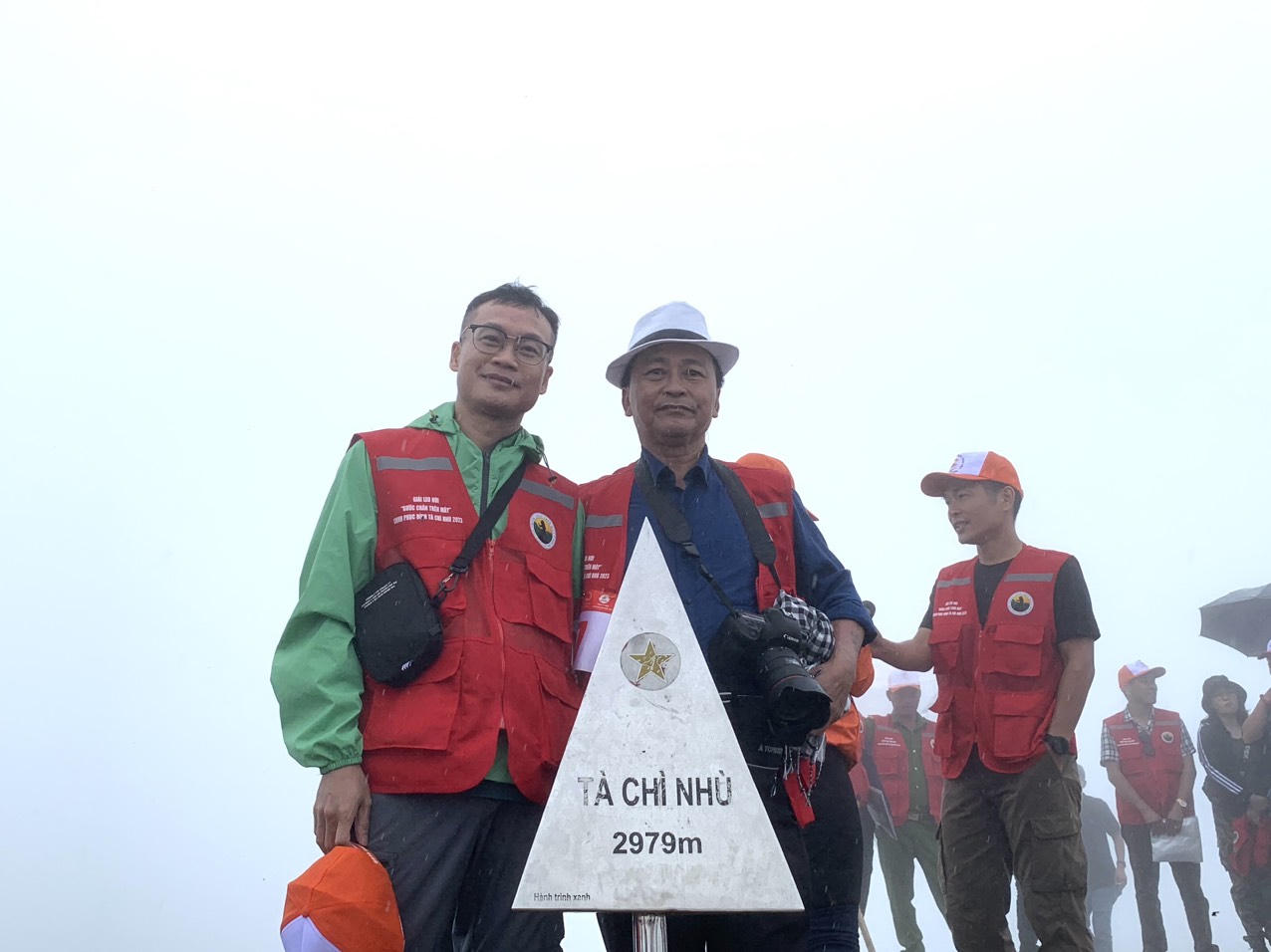 Niềm vui chiến thắng của các nhà báo chinh phục đỉnh Tà Chì Nhù