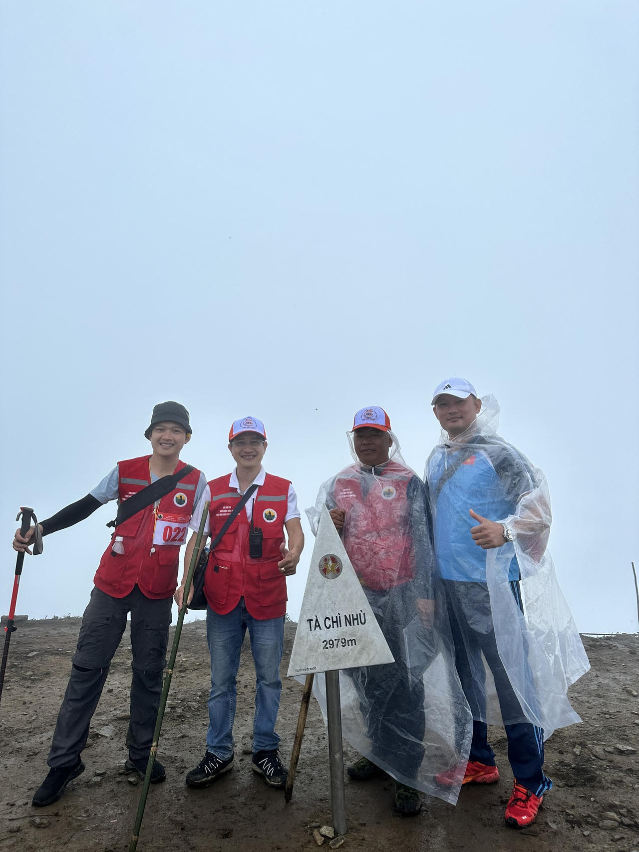 Niềm vui chiến thắng của các nhà báo chinh phục đỉnh Tà Chì Nhù