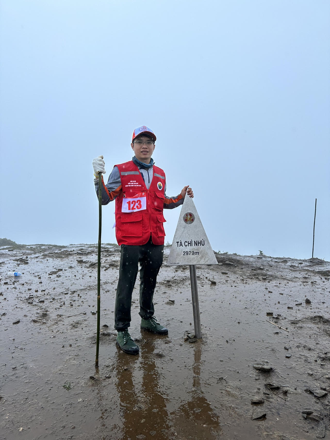 Niềm vui chiến thắng của các nhà báo chinh phục đỉnh Tà Chì Nhù