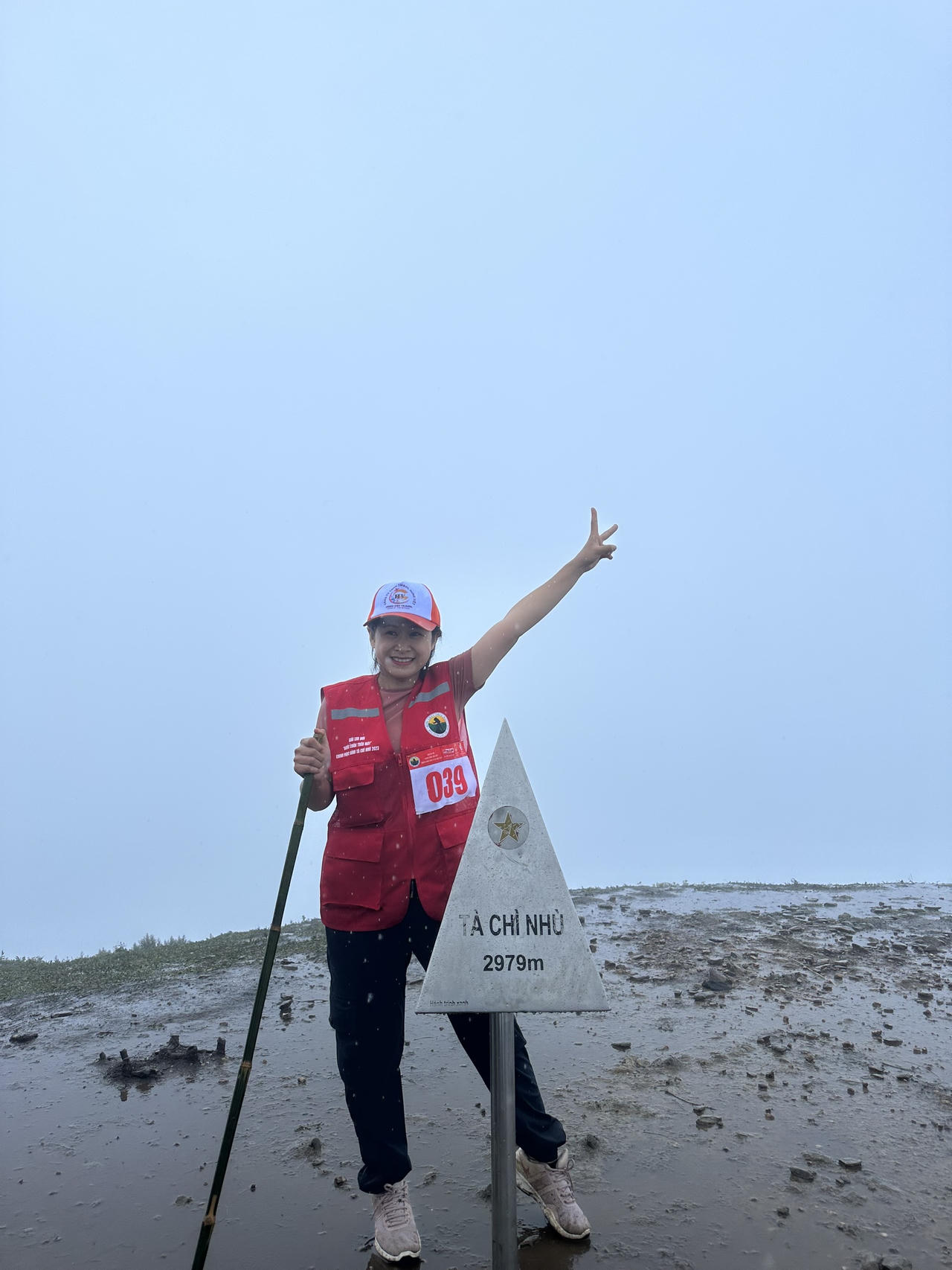 Niềm vui chiến thắng của các nhà báo chinh phục đỉnh Tà Chì Nhù