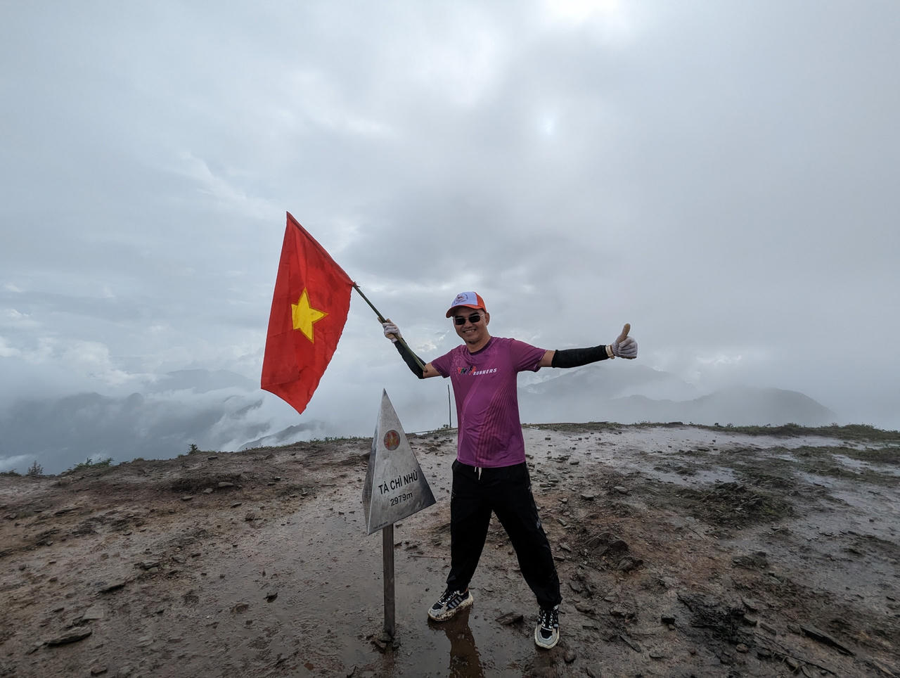 Niềm vui chiến thắng của các nhà báo chinh phục đỉnh Tà Chì Nhù