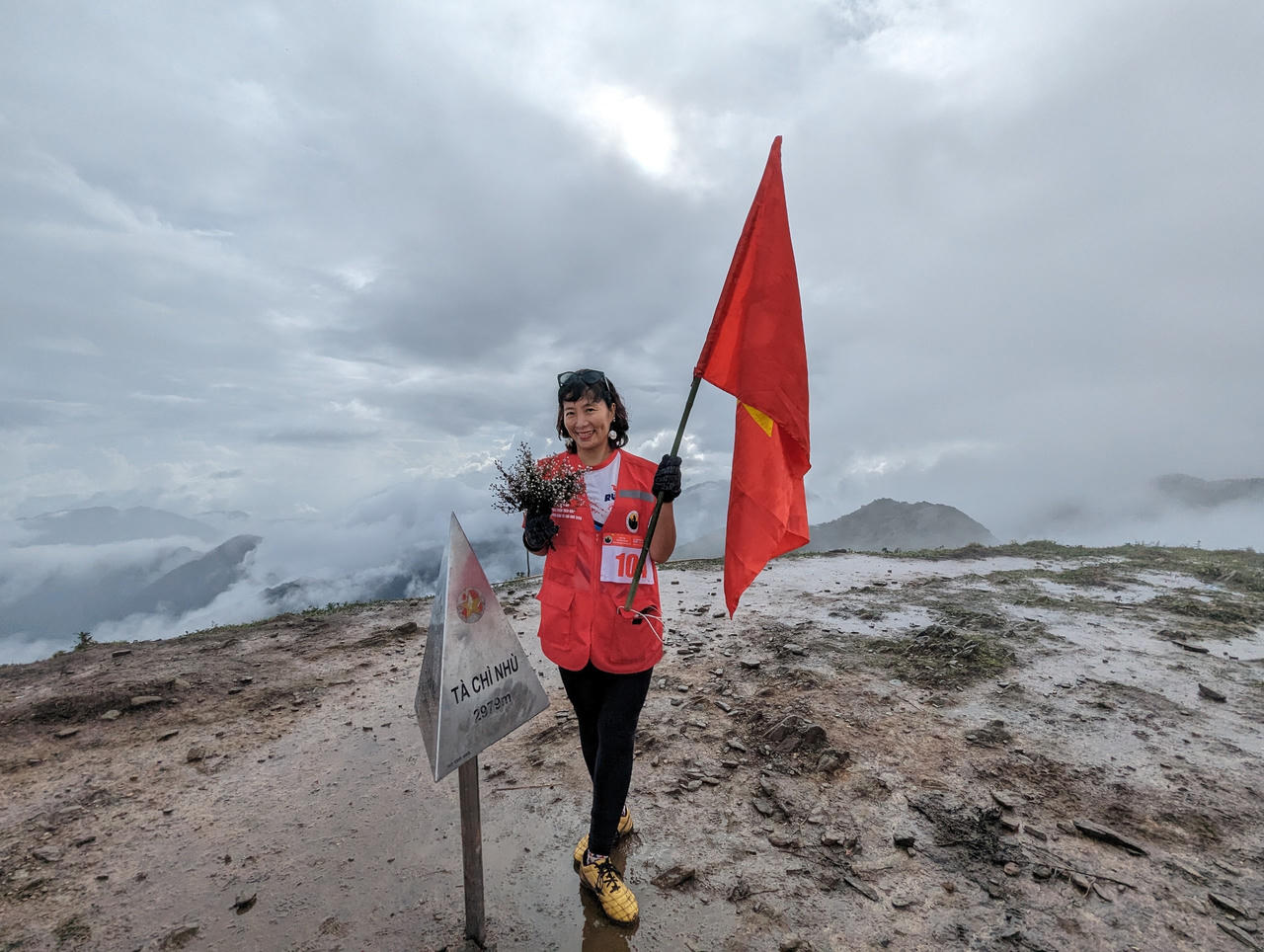 Niềm vui chiến thắng của các nhà báo chinh phục đỉnh Tà Chì Nhù